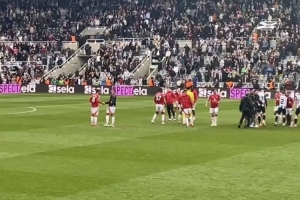 kaiyun开云-记者：B费和卡塞米罗交谈后率全队谢场，死忠球迷仍在为球队高歌